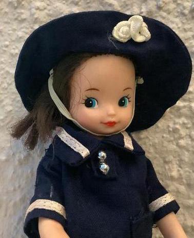 Kleine Sindy Pop met Kleding en Hoedje., Antiek en Kunst, Antiek | Speelgoed, Ophalen of Verzenden