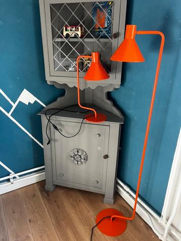 Mooie staande lamp oranje strak modern design minimalistisch beschikbaar voor biedingen