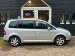 Volkswagen Touran 1.6 Ecc/Audio/Navi/Lm/Trekhaak (bj 2006), Auto's, Voorwielaandrijving, Stof, Zwart, 4 cilinders