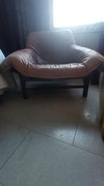VINTAGE LEDEREN FAUTEUIL met ROTAN ONDERSTEL, Ophalen, Zo goed als nieuw, 50 tot 75 cm, Leer