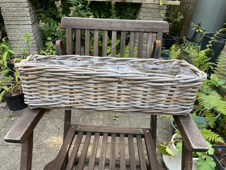 Balkonbak van riet. Helemaal heel!, Tuin en Terras, Planten | Tuinplanten, Overige soorten, Volle zon, Bloeit niet, Ophalen