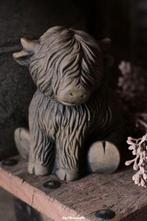 BRYNXZ sitting Scotty Majestic Brown / zittende hooglander, Www.jufbrocante.nl, Www.jufbrocante.nl, Nieuw, Ophalen of Verzenden