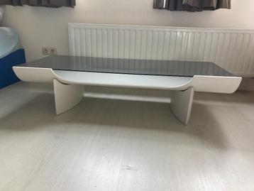 Futuristische salontafel wit beschikbaar voor biedingen