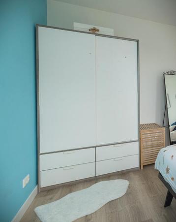 Gratis Kast~Kledingkast Ikea~2 schuifdeuren 4 lades~Leg + ha beschikbaar voor biedingen