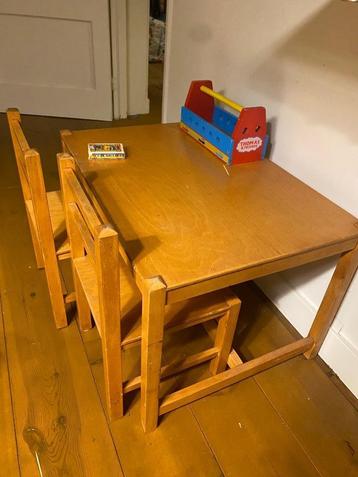 Kindertafeltje met stoelen  beschikbaar voor biedingen