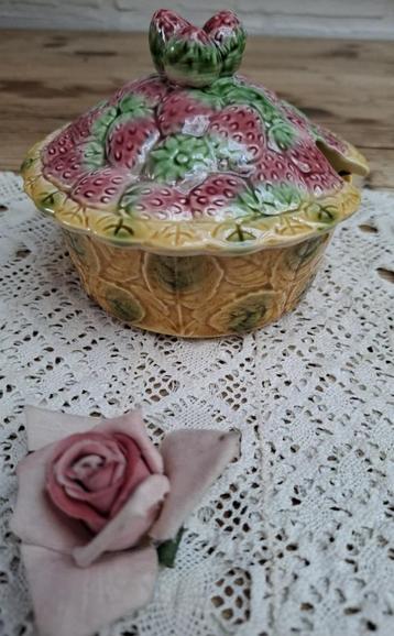 Franse brocante jampot Sarreguemines, aardbeien beschikbaar voor biedingen