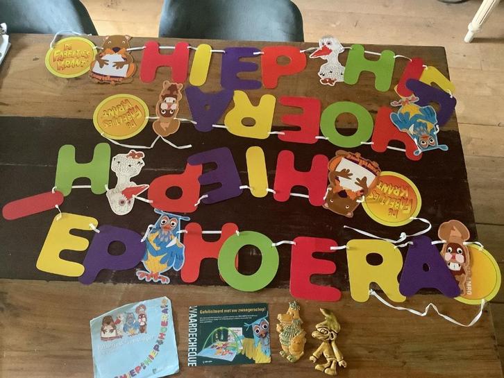 2 x slinger Fabeltjeskrant + aardewerk smurf en Bor de wolf, Verzamelen, Film en Tv, Zo goed als nieuw, Ophalen of Verzenden