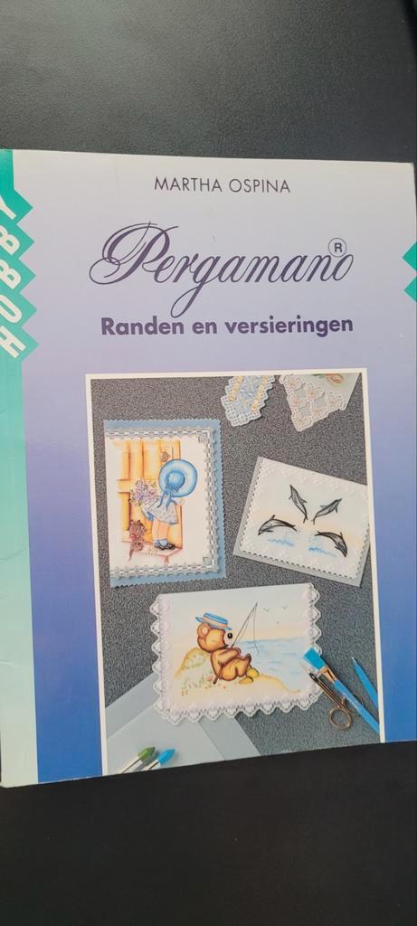 Pergamano Randen en Versieringen - Martha Ospina, Boeken, Hobby en Vrije tijd, Zo goed als nieuw, Scrapbooking en Knutselen, Verzenden
