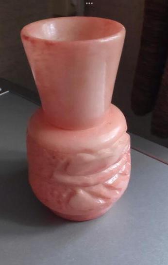 Roze marmeren rozen Vaas met Gesneden Details, Huis en Inrichting, Woonaccessoires | Vazen, Gebruikt, Minder dan 50 cm, Steen