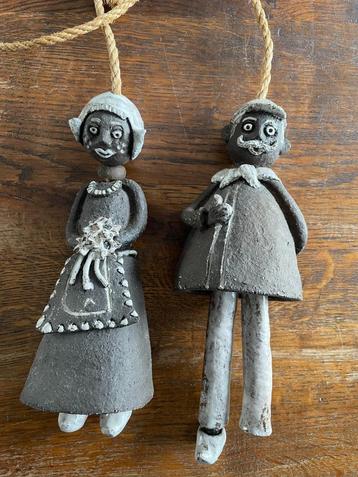 Schattige boer en boerin handwerk gebakken klei. Gemerkt. beschikbaar voor biedingen
