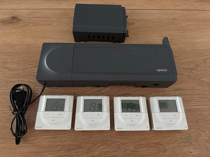 Uponor Wave X-165 met M-161 en 4 draadloze thermostaten, Doe-het-zelf en Verbouw, Thermostaten, Gebruikt, Slimme thermostaat, Ophalen of Verzenden