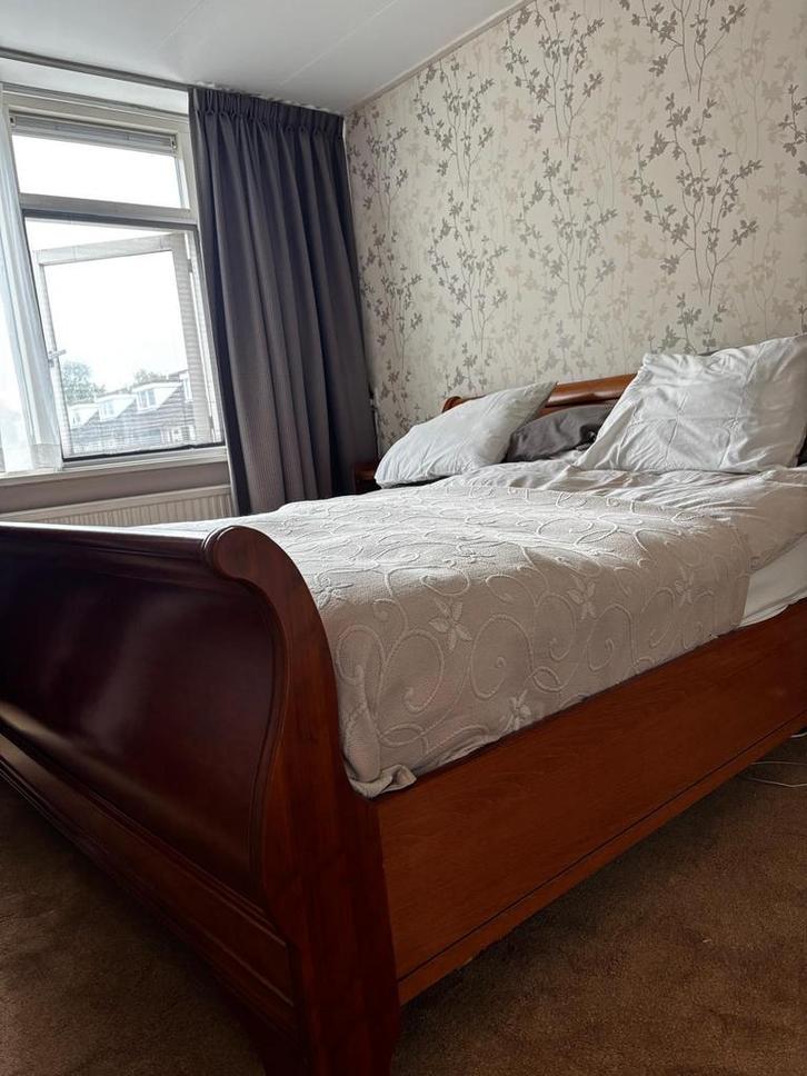 Notenhouten bed 180x200 + nachtkastjes, Huis en Inrichting, Slaapkamer | Bedden, Gebruikt, Tweepersoons, 180 cm, 200 cm, Hout