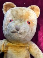 hele oude gele maar zielige teddybeer zoekt een nieuw huis., Verzamelen, Beren en Cherished Teddies, Overige merken, Stoffen beer