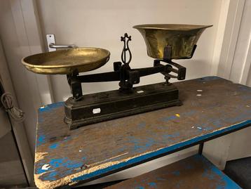 Antieke Weegschaal met Messing Schalen beschikbaar voor biedingen