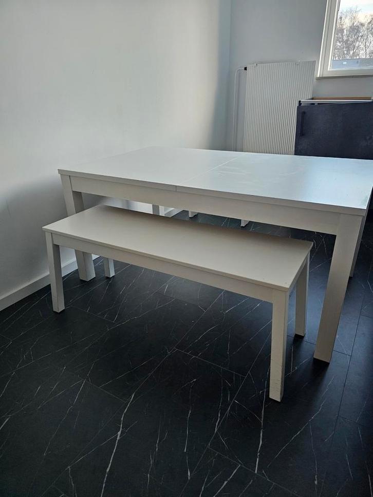 Uitschuifbare witte IKEA tafel + zitbankje - (kindertafel?), Huis en Inrichting, Tafels | Eettafels, 50 tot 100 cm, 100 tot 150 cm