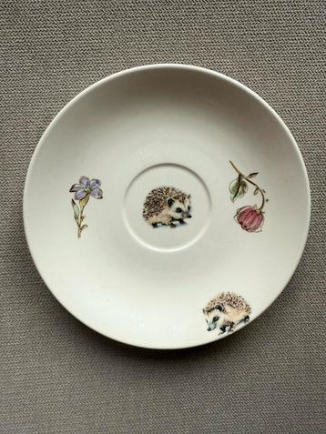 Vintage gemerkt porseleinen botanisch bordje met lieve egels beschikbaar voor biedingen