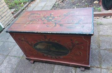Antieke Handbeschilderd houten kist  beschikbaar voor biedingen