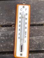 Mooie oude thermometer op witte achtergrond en houten, Gebruikt, Ophalen of Verzenden