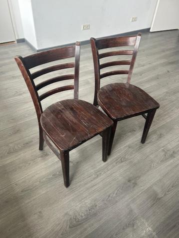 2 houten (café) stoelen beschikbaar voor biedingen