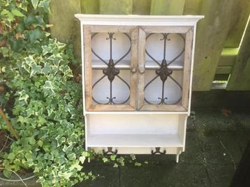 Brocante wandkastje beschikbaar voor biedingen