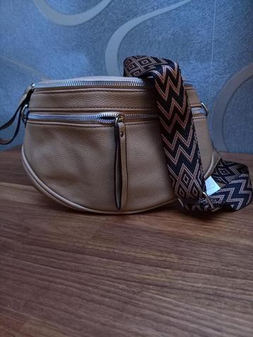 Stijlvolle Beige Dames Handtas beschikbaar voor biedingen