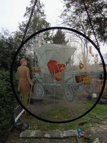 Glazen raamhanger met Fiat, man, vrouwen 1901.