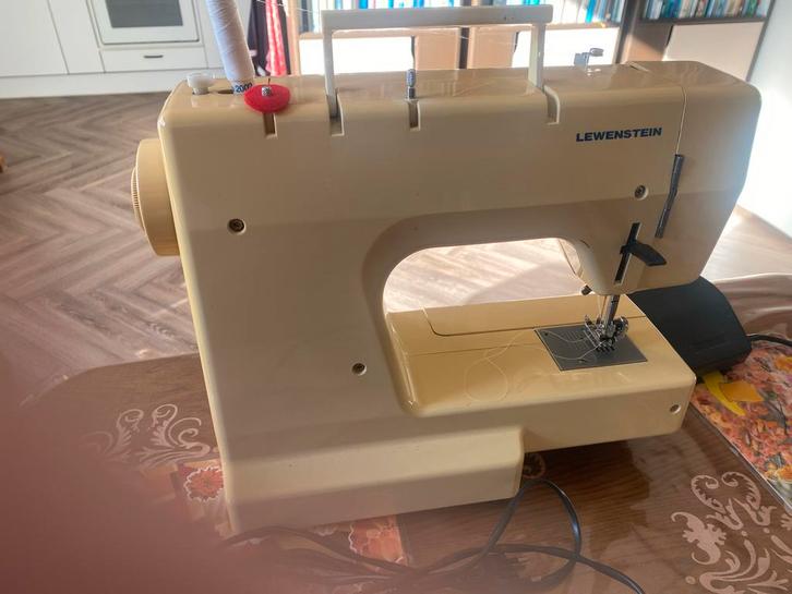 Lewenstein Naaimachine - Betrouwbaar en klaar voor gebruik!, Hobby en Vrije tijd, Naaimachines en Toebehoren, Gebruikt, Naaimachine