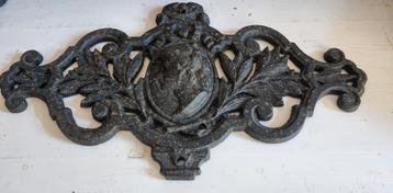 Gietijzeren Frans ornament met portret
34 bij 20 cm

 beschikbaar voor biedingen