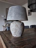 Unieke stenen tafellamp met grijze kap, Huis en Inrichting, Lampen | Vloerlampen, Gebruikt, Stof, Ophalen of Verzenden, Landelijk