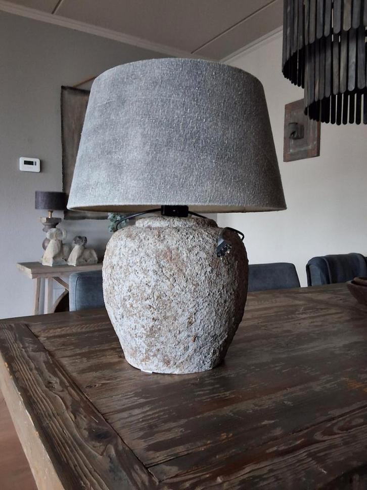 Unieke stenen tafellamp met grijze kap, Huis en Inrichting, Lampen | Vloerlampen, Gebruikt, 150 tot 200 cm, Stof, Overige materialen