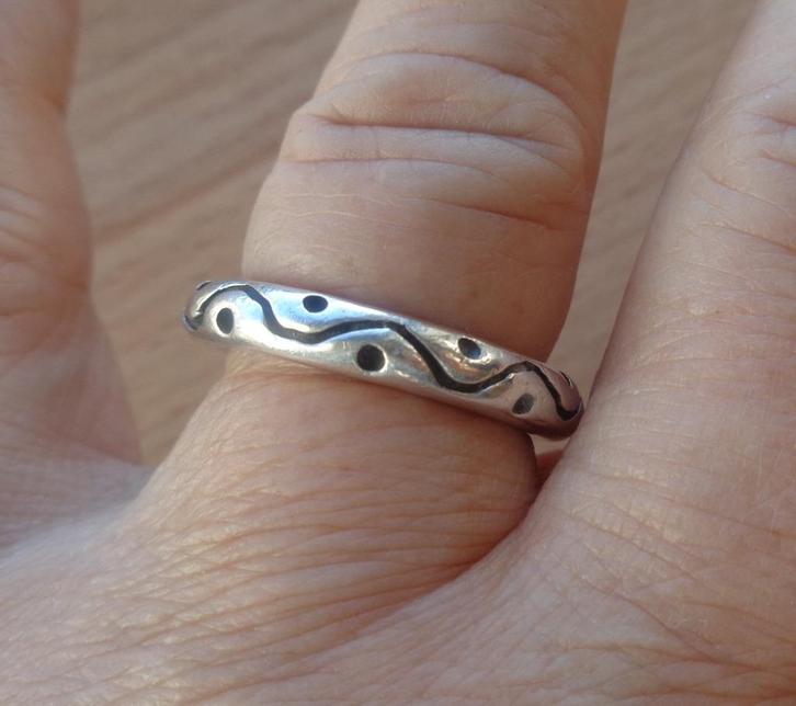 zilveren massieve ring rondom bewerkt [129], Sieraden, Tassen en Uiterlijk, Ringen, Zo goed als nieuw, Dame, 17 tot 18, Zilver