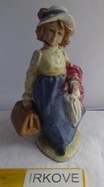 OP REIS * BEELDJE VAN SCHATTIG MEISJE * Gemerkt *, Verzamelen, Beelden en Beeldjes, Verzenden, Zo goed als nieuw, Mens