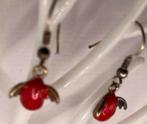 ZILVERKLEURIGE ENGELEN OORBELLEN MET VLEUGELS EN ROOD BUIKJE, Overige materialen, Hangers, Nieuw, Ophalen of Verzenden