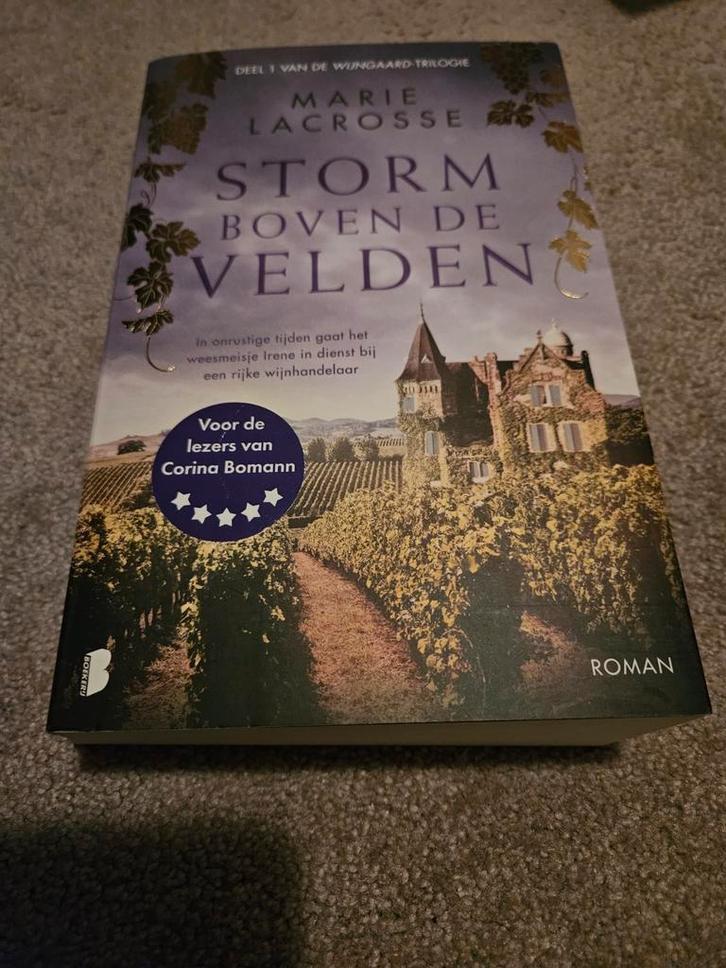 Storm boven de Velden - Marie Lacrosse, Boeken, Romans, Zo goed als nieuw, Nederland, Ophalen of Verzenden