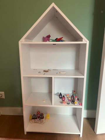 Poppenhuis / kastje beschikbaar voor biedingen