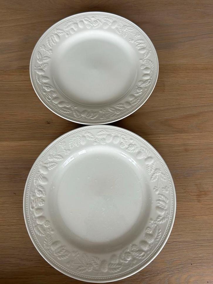 Barratts Borden - Aardewerk met Aardbeienmotief 2 stuks, Huis en Inrichting, Keuken | Servies, Gebruikt, Bord(en), Overige stijlen