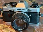 Olympus OM-10 met 50 en 135 mm lens, Audio, Tv en Foto, Fotocamera's Analoog, Ophalen of Verzenden, Zo goed als nieuw, Spiegelreflex