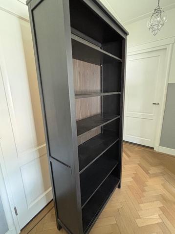 Hoge kast (zwart hout)