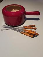 Leuk voor kerst: rode gietijzeren fonduepan met vorkjes, Huis en Inrichting, Keuken | Potten en Pannen, Gietijzer, Ophalen of Verzenden