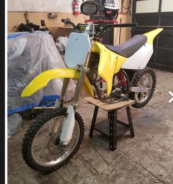 GEZOCHT suzuki rm 85 frame rijwiel gedeelte  beschikbaar voor biedingen