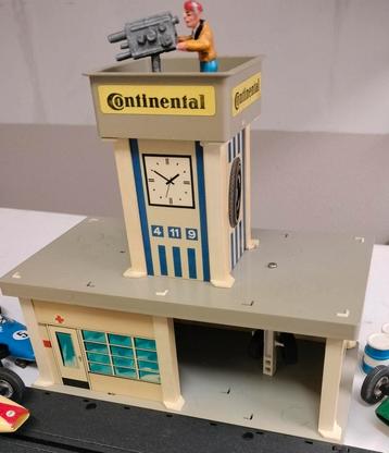 Carrera Universal klassieke tv toren met baanhuisje compleet beschikbaar voor biedingen