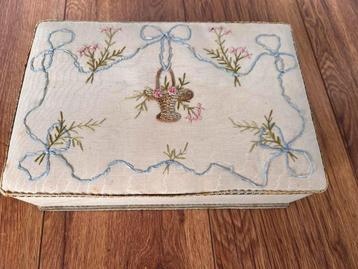 Vintage - oude handgeborduurde doos - jaren 1920-1950 beschikbaar voor biedingen