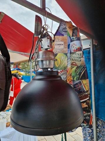 Mooie industrieel hanglamp. beschikbaar voor biedingen