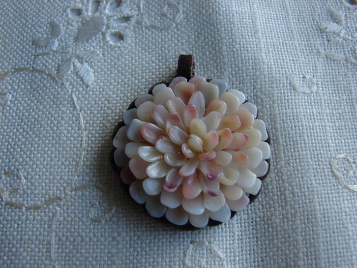 Vintage j50 kettinghanger gesneden lucite., Sieraden, Tassen en Uiterlijk, Kettinghangers, Zo goed als nieuw, Overige materialen