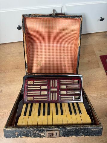 Royal Standard Accordeon - Vintage Toetsaccordeon beschikbaar voor biedingen