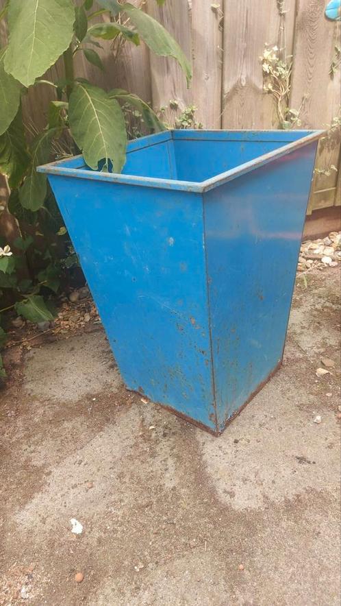 Vintage metalen prullenbak/plantenbak 62cm hoog, Tuin en Terras, Bloembakken en Plantenbakken, Gebruikt, Metaal, 60 cm of meer