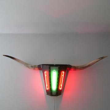Neon Long horn Art beschikbaar voor biedingen
