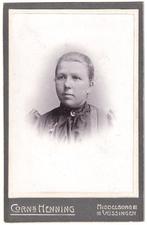 Kabinetfoto - Portret Vrouw Jurk Halssieraad - Foto Henning, Verzamelen, Gebruikt, Foto, Ophalen of Verzenden, Voor 1940