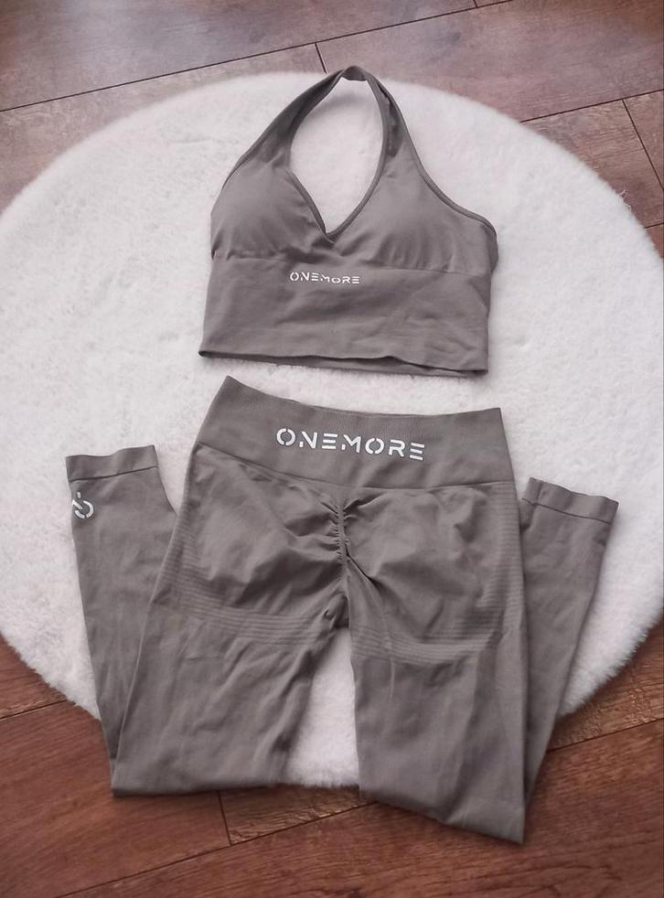 Nieuwe One More sportkleding set - Maat L, Kleding | Dames, Pyjama's, Nieuw, Maat 38/40 (M), Ophalen of Verzenden