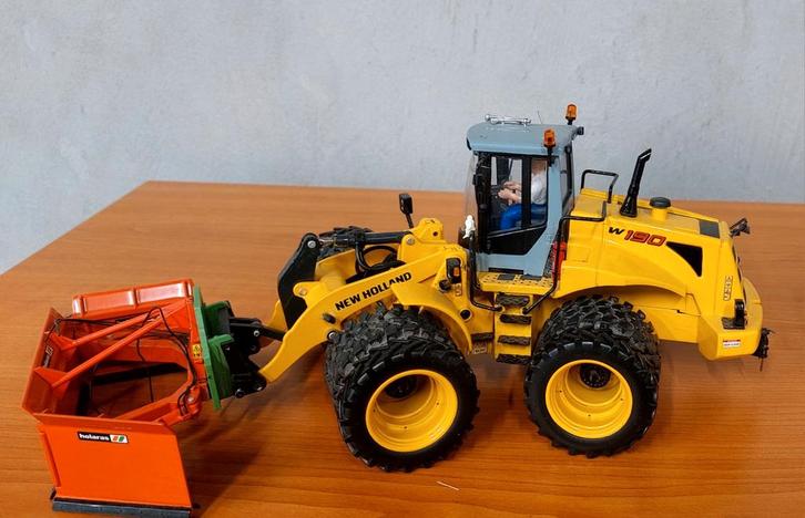 New Holland W190 Shovel Verbouwd, Hobby en Vrije tijd, Modelauto's | 1:32, Zo goed als nieuw, Tractor of Landbouw, Overige merken